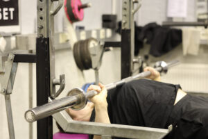 Read more about the article Kaari ja oteleveys penkkipunnerruksessa