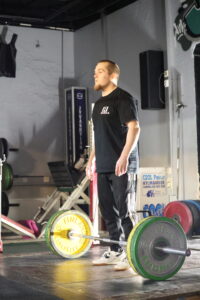 Read more about the article Näillä vinkeillä parannat maastavetoasi – Selän pyöristyminen