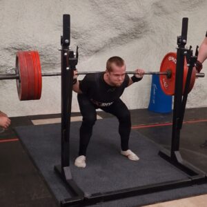 Read more about the article Polvet painuu sisään kyykätessä: Riski polvivammalle?